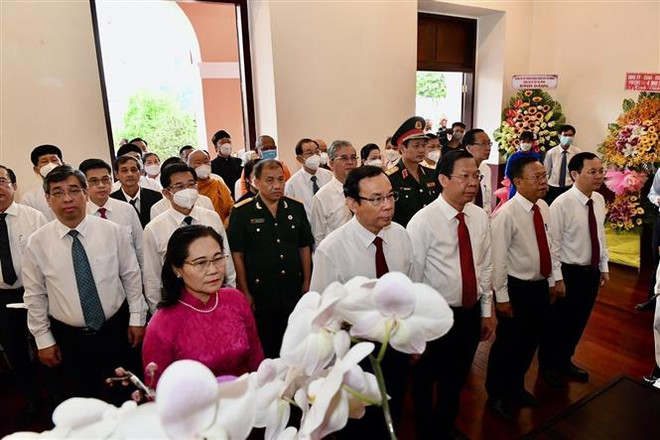 Lãnh đạo Thành phố Hồ Chí Minh dâng hương Chủ tịch Hồ Chí Minh tại Bảo tàng Hồ Chí Minh - Chi nhánh Thành phố Hồ Chí Minh (Quận 4). (Ảnh: Thanh Vũ/TTXVN) Nguyện cùng chung sức, đồng lòng thực hiện di chúc của Người ảnh 1