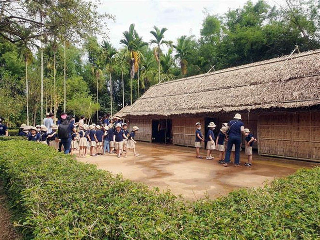 Các em học sinh về tham quan làng Hoàng Trù, quê ngoại Chủ tịch Hồ Chí Minh. (Ảnh: Tá Chuyên/TTXVN) Nhiều hoạt động ý nghĩa mừng sinh nhật trên quê hương của Người ảnh 1