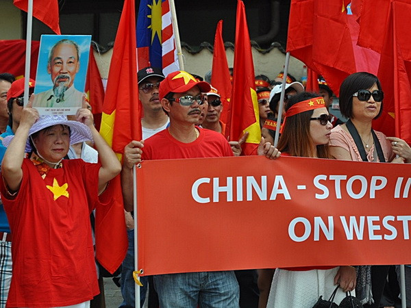 Người Việt tại Đức biểu tình phản đối Trung Quốc xây đảo trái phép ảnh 4