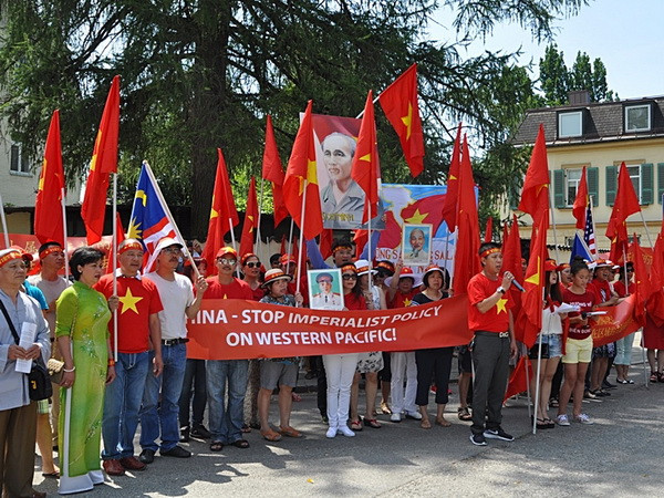 Người Việt tại Đức biểu tình phản đối Trung Quốc xây đảo trái phép ảnh 1