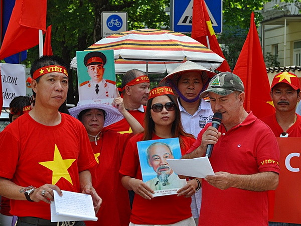 Người Việt tại Đức biểu tình phản đối Trung Quốc xây đảo trái phép ảnh 5