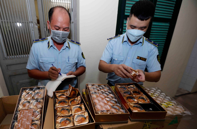 ttxvn_kiem tra banh trung thu.jpg