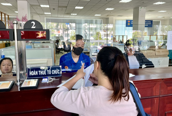 Ngành thuế Thành phố Hồ Chí Minh đẩy mạnh công tác hoàn thuế để hỗ trợ doanh nghiệp, nuôi dưỡng nguồn thu. (Ảnh: Hứa Chung/TTXVN) ttxvn_thu thue TPHCM.jpg