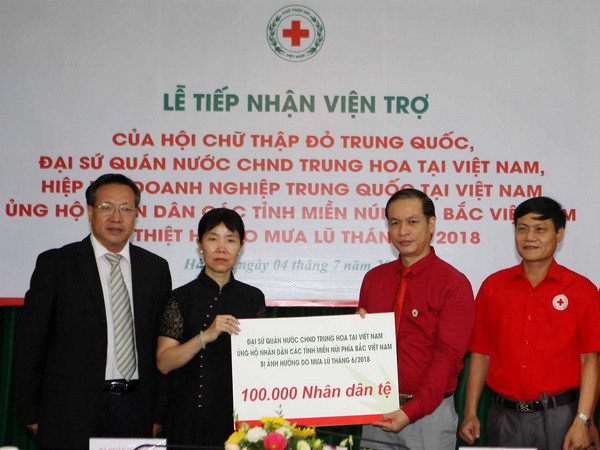 Tiếp nhận ủng hộ của các tổ chức, cá nhân giúp người dân vùng mưa lũ ảnh 1