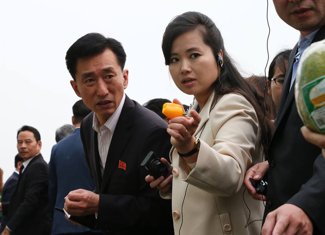 Nữ ca sĩ xinh đẹp trong đoàn Triều Tiên thăm công ty VinEco ảnh 1