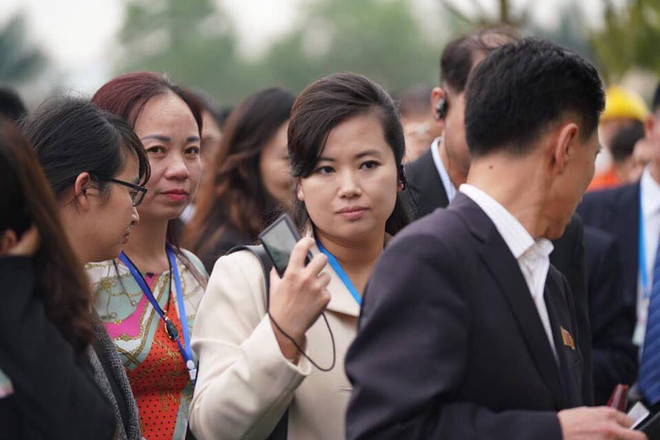 Nữ ca sĩ xinh đẹp trong đoàn Triều Tiên thăm công ty VinEco ảnh 3