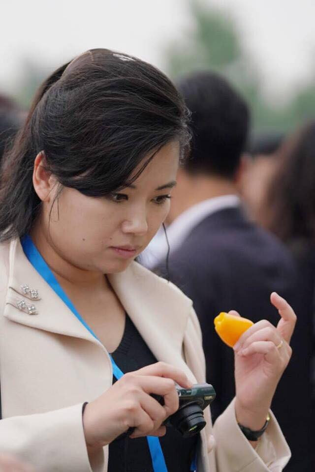 Nữ ca sĩ xinh đẹp trong đoàn Triều Tiên thăm công ty VinEco ảnh 2