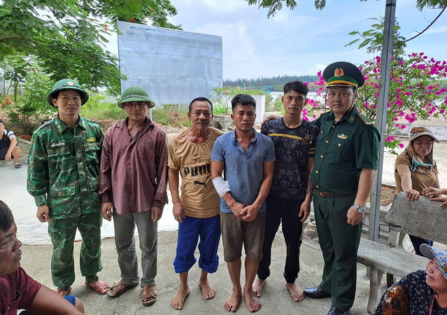 Kịp thời cứu sống 4 ngư dân bị chìm tàu trên biển ở Nghệ An ảnh 1