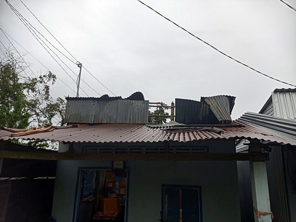 Dông, lốc làm sập, tốc mái nhiều nhà dân trên địa bàn huyện Hòn Đất. (Ảnh: TTXVN phát) Kiên Giang: Mưa dông gây thiệt hại 85 căn nhà, chìm 4 phương tiện ảnh 1