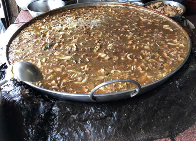 Nhà hàng Nhật Bản gây sốc vì không rửa nồi lọ nước sốt suốt 60 năm ảnh 2