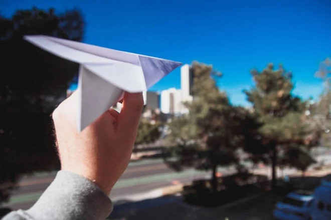 Phá kỷ lục thế giới nhờ phi máy bay giấy đi hơn 77m ảnh 2