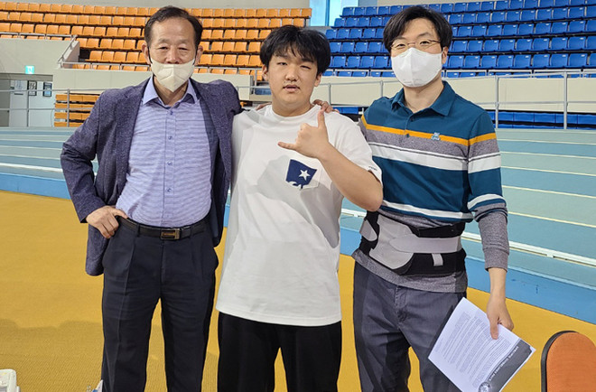 Phá kỷ lục thế giới nhờ phi máy bay giấy đi hơn 77m ảnh 1