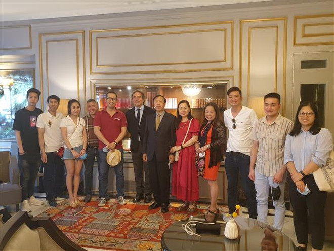 Đại sứ Việt Nam tại Tây Ban Nha thăm và làm việc tại Barcelona ảnh 4