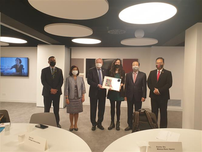 Đại sứ Việt Nam tại Tây Ban Nha thăm và làm việc tại Barcelona ảnh 2