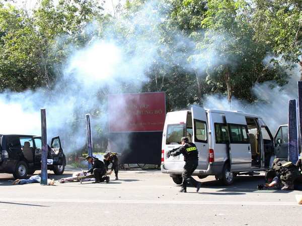 Diễn tập tiến công lực lượng khủng bố, giải thoát con tin ảnh 1