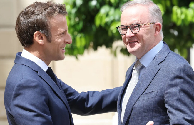 Tổng thống Pháp Emmanuel Macron và Thủ tướng Australia Anthony Albanese. (Nguồn: smh.com.au) Quan hệ Pháp-Australia: Khi lòng tin chiến lược được khôi phục ảnh 1