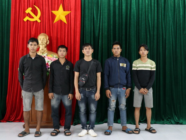Năm thanh niên vừa được lực lượng biên phòng tỉnh Gia Lai hỗ trợ đưa về địa phương an toàn từ việc tiếp nhận từ cảnh sát biên phòng Campuchia tại cửa khẩu Mộc Bài, tỉnh Tây Ninh. (Ảnh: Hồng Điệp/TTXVN) Vụ mua bán người qua biên giới: Hỗ trợ đưa 5 nạn nhân về địa phương ảnh 2