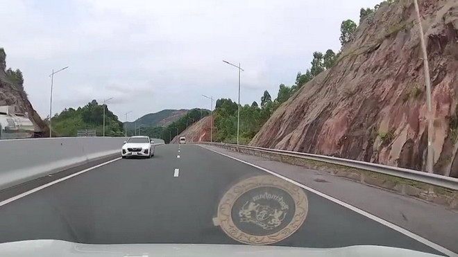 Phạt 17 triệu đồng, tước giấy phép lái xe vì đi ngược chiều ở cao tốc ảnh 1