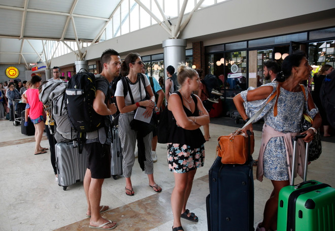 Hình ảnh du khách và dân sơ tán khỏi quần đảo nhỏ Gili sau động đất ảnh 2