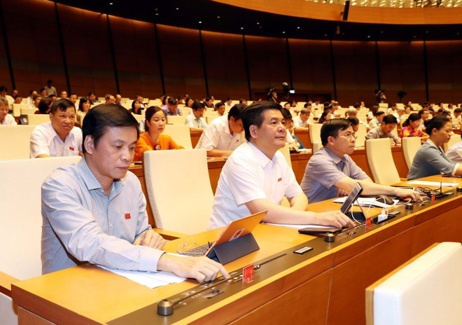 Các đại biểu Quốc hội biểu quyết thông qua Nghị quyết về Chương trình xây dựng luật, pháp lệnh năm 2021, điều chỉnh Chương trình xây dựng luật, pháp lệnh năm 2020 với tỷ lệ 95,24% số đại biểu tán thành. (Ảnh: Trọng Đức/TTXVN) Thông qua Nghị quyết về Chương trình xây dựng luật, pháp lệnh năm 2021 ảnh 1
