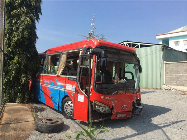 Bà Rịa: Xe khách chở 28 người đâm vào dải phân cách cứng ảnh 1