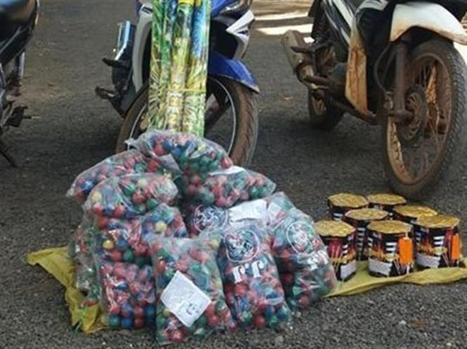 Tạm giữ đối tượng mua bán, vận chuyển pháo trái phép ảnh 1
