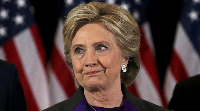 Bà Clinton đã không giấu nổi nỗi buồn sau thất bại tại cuộc bầu cử tổng thống Mỹ. (Nguồn: RT) Bà Clinton suýt khóc khi phát biểu sau thất bại trước ông Trump ảnh 1