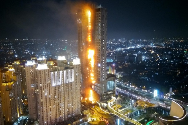 Cao ốc New Soho đã bất ngờ bốc cháy. (Nguồn: Jakarta Globe) Indonesia: Lửa khói nghi ngút xuất hiện tại tòa cao ốc Neo SOHO ảnh 1