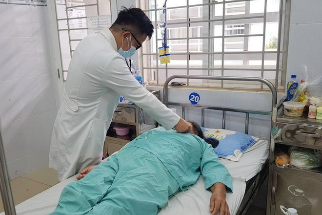 Phẫu thuật lấy ống nhựa trong cơ thể 4 năm, sỏi bám như quả trứng gà ảnh 1