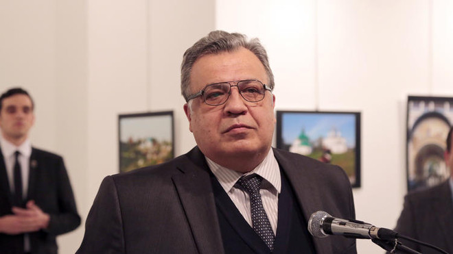 Trong một bức ảnh của Burhan Ozbilici, tay súng đứng ngay sau Đại sứ Nga Andrei Karlov. (Nguồn: AP) Người chụp vụ giết Đại sứ Nga: "Tôi là phóng viên, tôi phải làm việc" ảnh 1