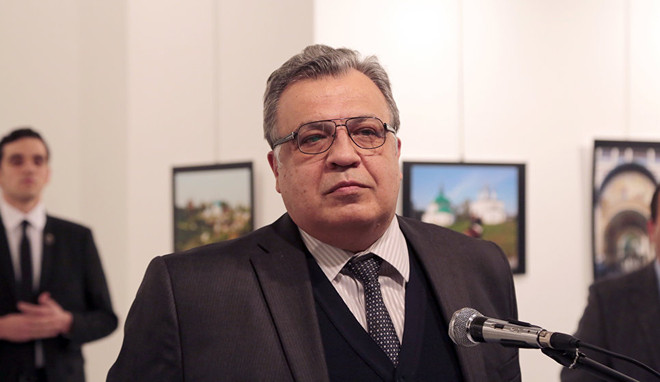 Ông Karlov tại buổi triển lãm. Trong ảnh, nghi phạm đứng ngay sau ông. (Nguồn: RIA Novosti) Hình ảnh gây sốc từ vụ nổ súng vào đại sứ Nga ở Thổ Nhĩ Kỳ ảnh 2