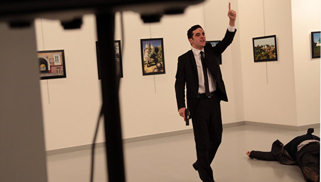 Gã này đã bắn nhiều phát đạn vào người ông Karlov. (Nguồn: RIA Novosti) Hình ảnh gây sốc từ vụ nổ súng vào đại sứ Nga ở Thổ Nhĩ Kỳ ảnh 3