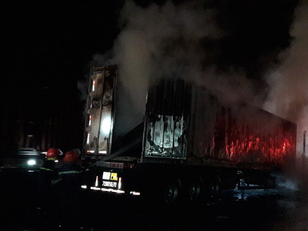 Đang lưu thông trên đường, xe container bất ngờ phát nổ bốc cháy ảnh 1