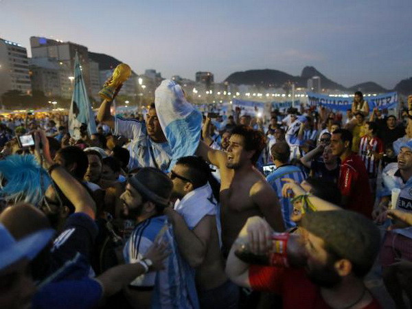 Bãi biển trở thành giường ngủ của cổ động viên Argentina ảnh 1