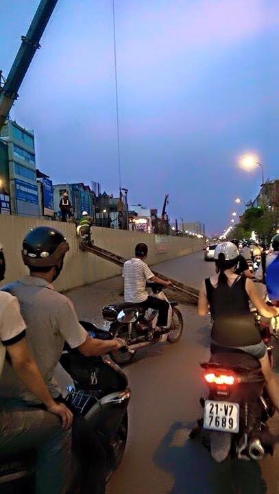 Thanh sắt dài 10m rơi xuống giữa đường đông ở khu vực Cầu Diễn ảnh 2