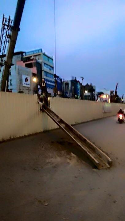 Thanh sắt dài 10m rơi xuống giữa đường đông ở khu vực Cầu Diễn ảnh 1