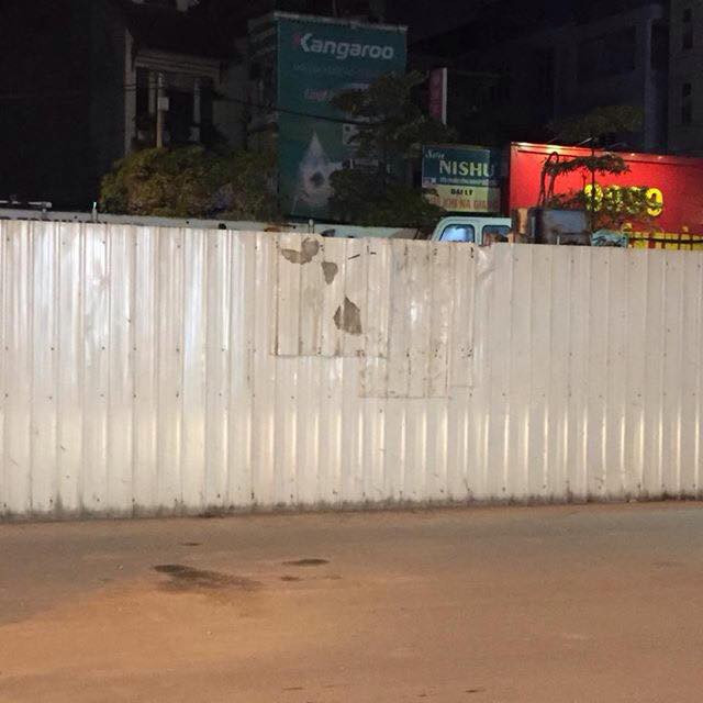 Thanh sắt dài 10m rơi xuống giữa đường đông ở khu vực Cầu Diễn ảnh 3