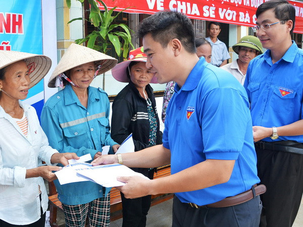 Đoàn Thanh niên TTXVN đến với đồng bào vùng lũ huyện Hương Khê ảnh 2