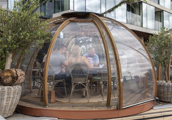 Số ca mắc mới tại Anh gần mức đỉnh điểm của đợt bùng phát đầu tiên ảnh 2