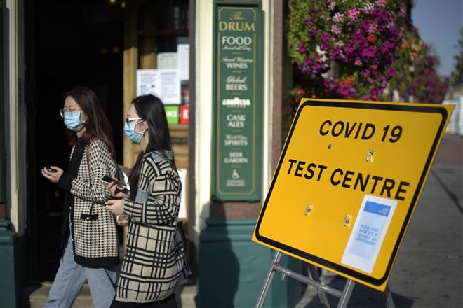 Số ca mắc mới tại Anh gần mức đỉnh điểm của đợt bùng phát đầu tiên ảnh 1