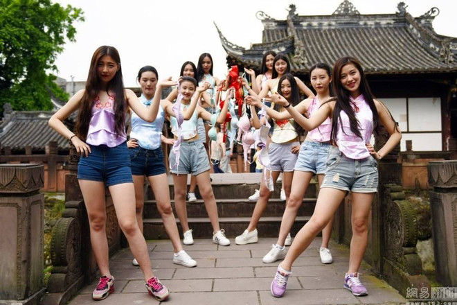 Nữ sinh viên Trung Quốc thi nhau tung áo ngực để chống ung thư ảnh 1