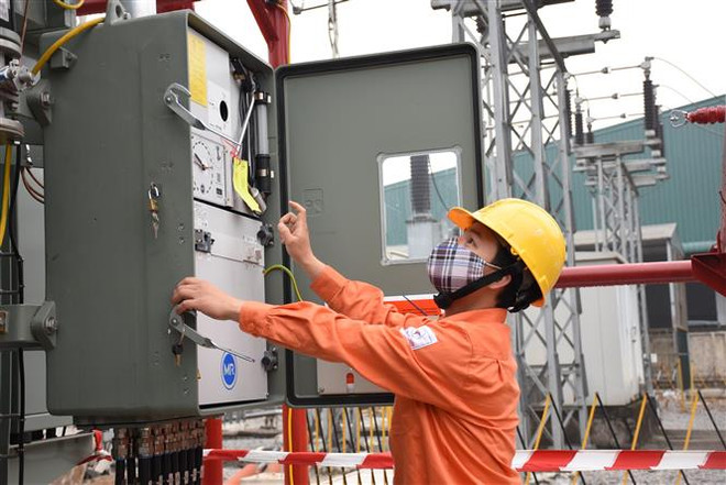 Nhân viên EVN kiểm tra vận hành các trạm biến áp, đảm bảo điện để phòng chống dịch COVID-19. Ảnh minh họa. (Ảnh: TTXVN phát) Thêm một công trình đóng điện chống quá tải vào cao điểm Hè ảnh 1