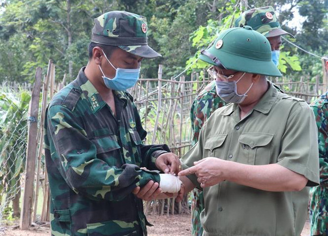 Bí thư Tỉnh ủy Bình Phước tặng quà tại tuyến đầu chống dịch COVID-19 ảnh 1