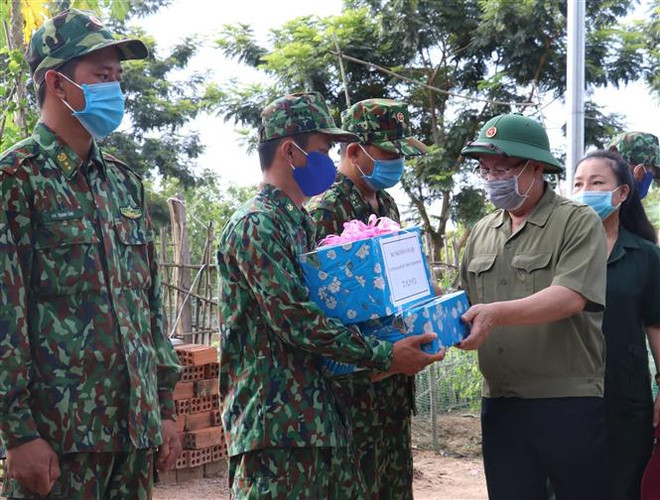 Bí thư Tỉnh ủy Bình Phước tặng quà tại tuyến đầu chống dịch COVID-19 ảnh 2
