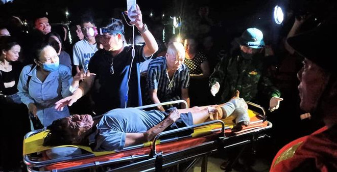 Cấp cứu kịp thời ngư dân Quảng Bình bị tai nạn lao động trên biển ảnh 2