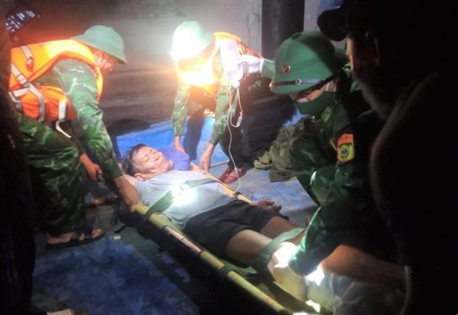 Cấp cứu kịp thời ngư dân Quảng Bình bị tai nạn lao động trên biển ảnh 1