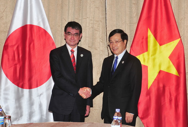 Phó Thủ tướng gặp Bộ trưởng Ngoại giao Nhật Bản và tiếp Giám đốc WEF ảnh 1