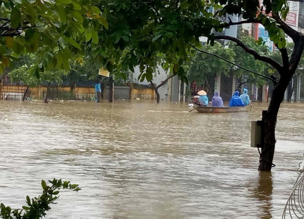 Các tỉnh miền Trung vẫn có mưa rất to, lũ trên các sông sẽ lên cao ảnh 1