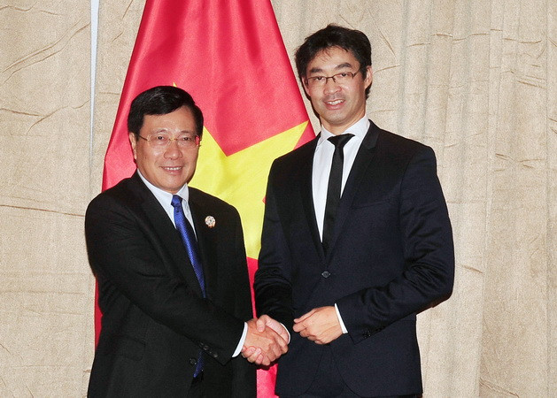 Phó Thủ tướng gặp Bộ trưởng Ngoại giao Nhật Bản và tiếp Giám đốc WEF ảnh 2