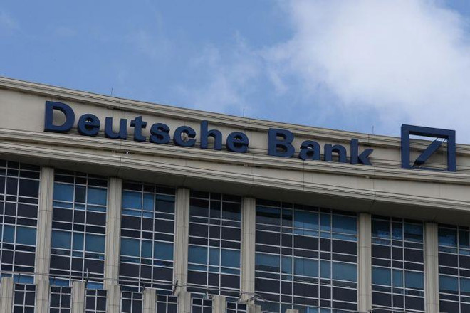 S&P cảnh báo có thể hạ mức xếp hạng của Deutsche Bank ảnh 1